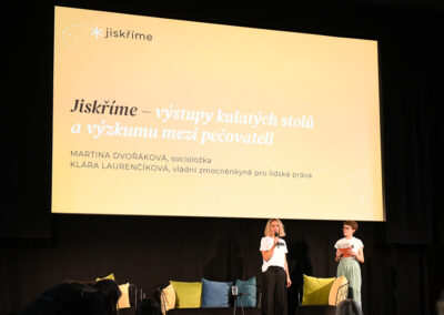 Martina Dvořáková prezentuje výsledky výzkumu