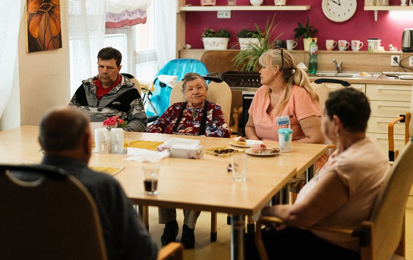 „Lidé, co sedí v radě, většinou neví, co děláme.“ Ředitelé služeb pro seniory žádají pravidelný dialog i osvětu.